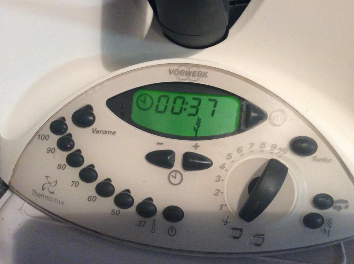 Comment utiliser son Thermomix pour débuter ? Éviter les erreurs